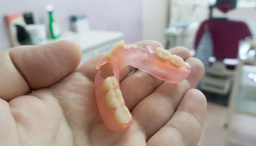 Use of polyamide in the manufacture of dental prostheses