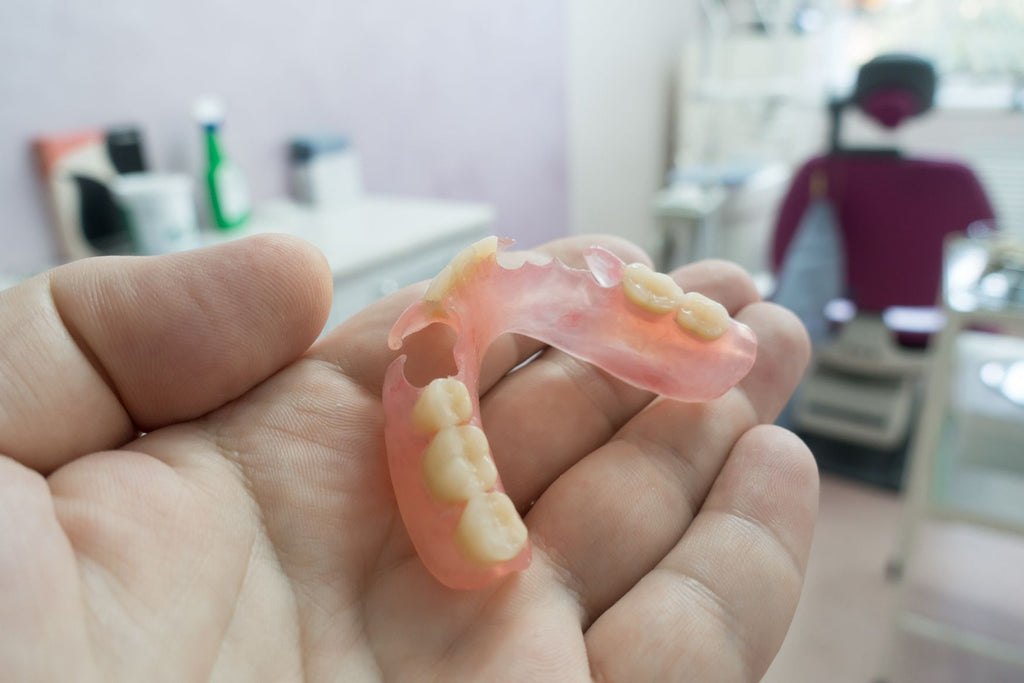 Use of polyamide in the manufacture of dental prostheses